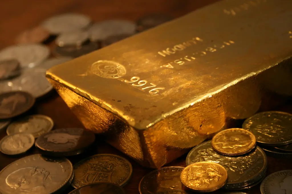 http://coins.thefuntimesguide.com/images/blogs/gold-bar-and-gold-coins-photo-by-bullionvault.jpg