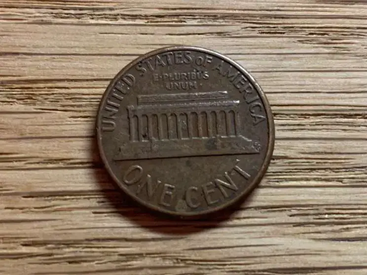 The reverse of the 1974 penny shows the Lincoln Memorial.