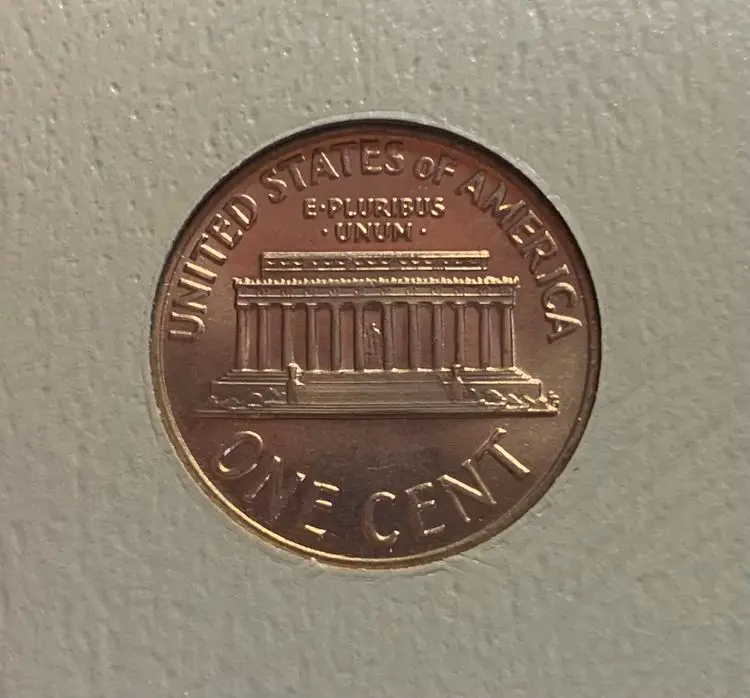 The reverse of the 1983 penny carries a motif of the Lincoln Memorial. 