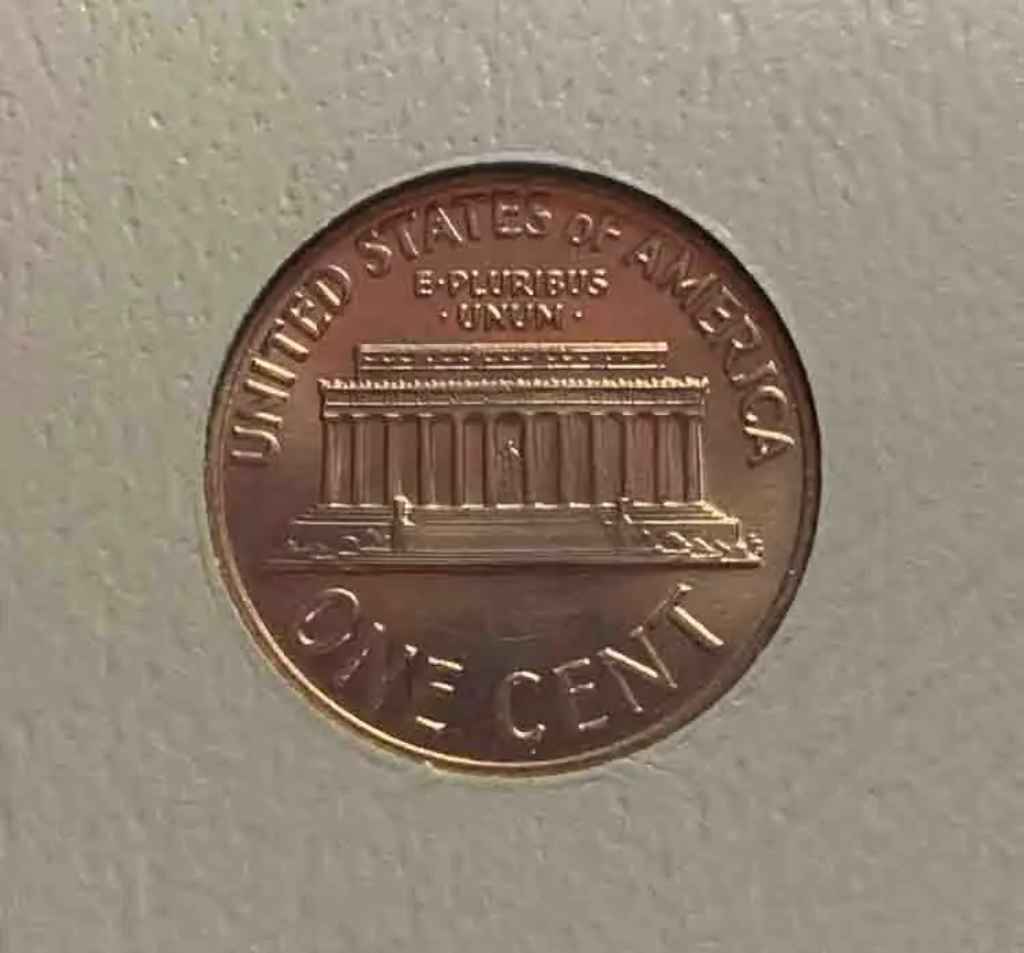 The reverse of the 1983 penny carries a motif of the Lincoln Memorial. 