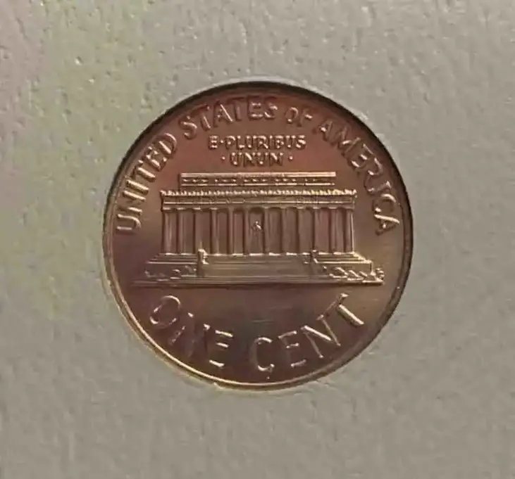 The reverse of the 1983 penny carries a motif of the Lincoln Memorial.