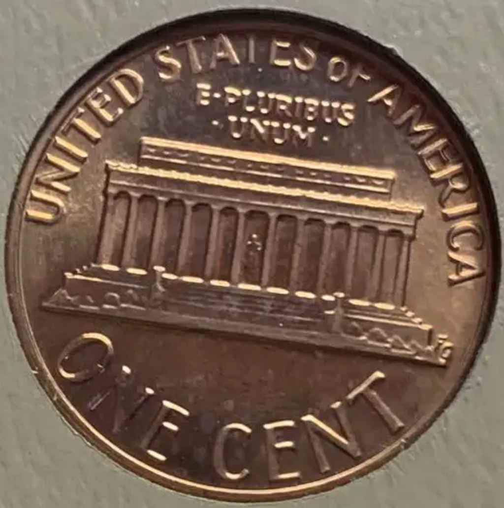 The 1999 penny shows the Lincoln Memorial on its reverse, or tails side. 