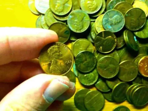 In 1982 the US Mint made zinc-plated pennies. But... some 1982 copper pennies DO exist! See how much all 1982 pennies are worth today.