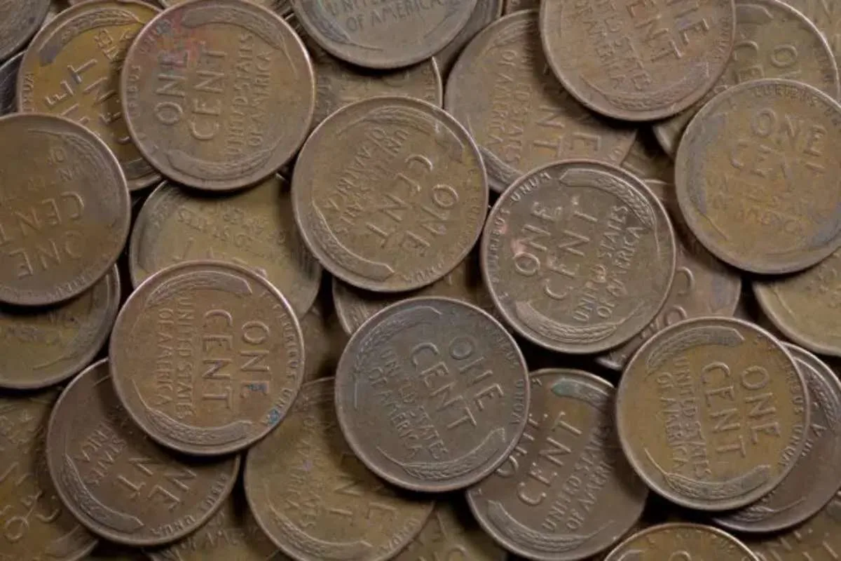 Here's a pile of Lincoln wheat cents - made from 1909 to 1958. This is what you will see on the back of a 1922 plain penny. 